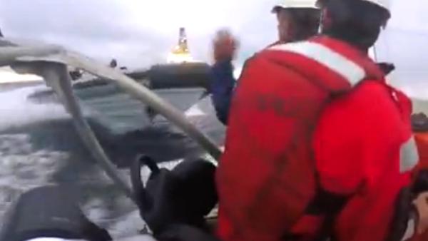 Marinha espanhola ataca barcos da Greenpeace