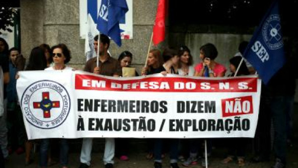 Enfermeiros à porta do Hospital de Gaia. Foto de Estela Silva - Lusa