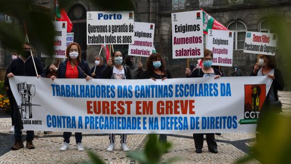 Greve dos trabalhadores da Eurest em protesto contra a precariedade junto à porta da Câmara Municipal do Porto, 24 de setembro de 2020 – Foto de José Coelho/Lusa