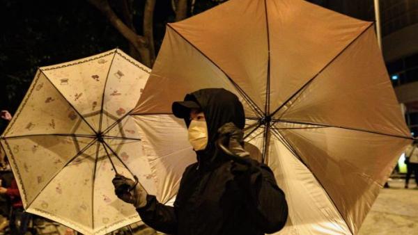 Manifestante em Hong Kong. Foto de Red Flag.