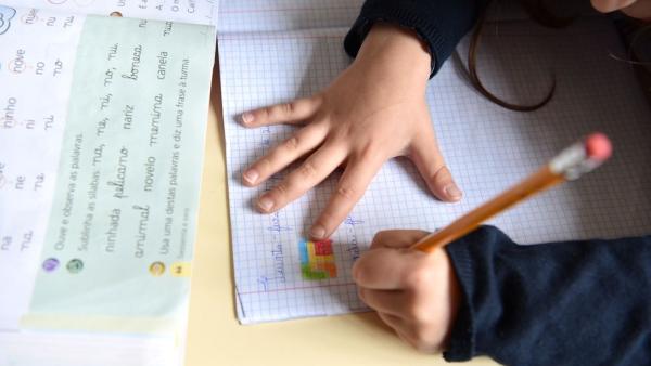 Criança em atividades escolares. Foto de Paulete Matos.