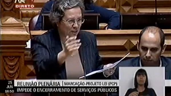 Helena Pinto relembra que em 2010 Passos Coelho criticava o fecho de escolas