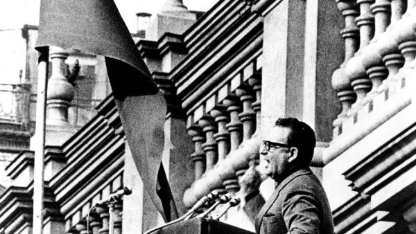 Salvador Allende na varanda a discursar.