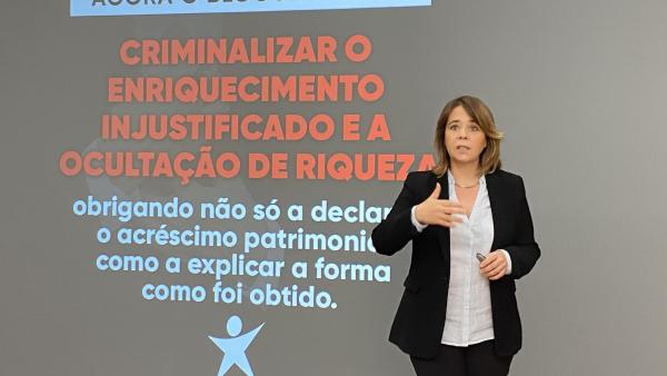 Catarina Martins apresenta propostas sobre enriquecimento injustificado.