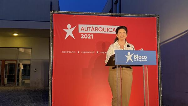  “O corte de sobreiros para a construção de um supermercado é a metáfora perfeita para a atuação do executivo do PSD em questões ambientais", disse Bárbara Pinto.. 