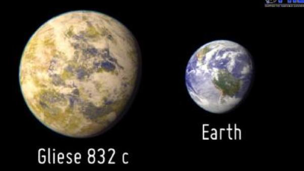 Representação do planeta Gliese 832 c em comparação com a Terra (Foto: Divulgação/PHL-UPR Arecibo)