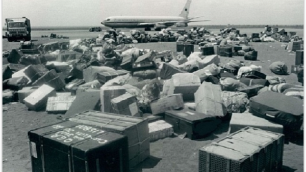 Ponte Aérea Luanda-Lisboa. Fotografia reproduzida em Júlio Magalhães, Os Retornados. Um Amor Nunca se Esquece (Lisboa: A Esfera dos Livros, 2008), p. 119.