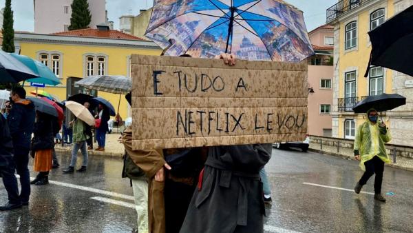 Manifestação dos Estudantes pelo Cinema Português, onde exigiam que as taxas do cinema fossem plenamente aplicadas às plataformas de streaming. 