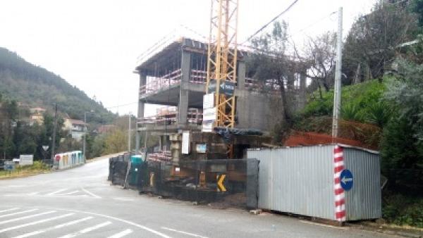 Construção ilegal ocupa parcialmente espaço público, na Vila do Gerês