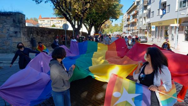 “LGBT, ou não, vem para a rua, sem opressão!”, ouviu-se na Marcha LGBTI+ em Viseu. 