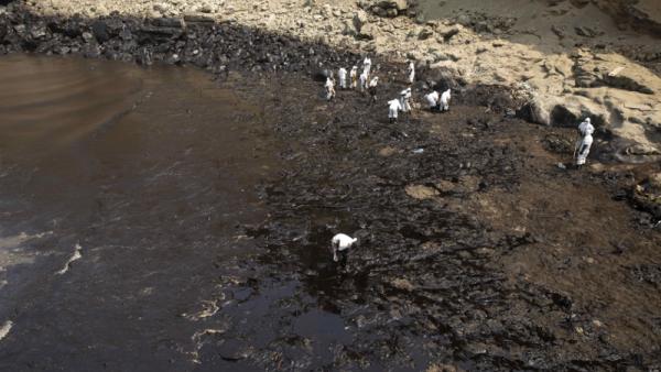 Derrame de petróleo numa praia do município de Ventanilla, no norte de Lima – Foto Epa/Lusa