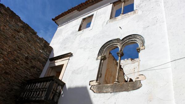 Casa do Alcaide-Mor antes da intervenção. Foto de Nmmacedo/Wikimedia Commons.