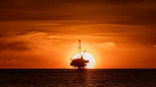 Plataforma de exploração de petróleo em alto mar. Foto de Glenn Beltz/Flickr.