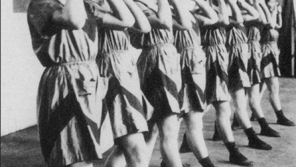 Performance de estudantes na noite do livro. Por Varvara Stepanova.