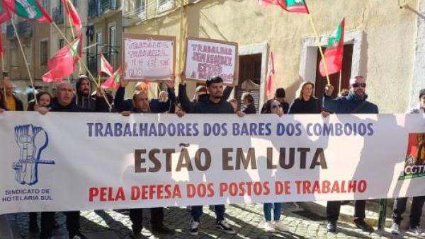 Foto da concentração de 9 de fevereiro em frente à sede da CP. Publicada pelo Sindicato da Hotelaria, Turismo, Restaurantes e Similares do Sul na sua página Facebook.
