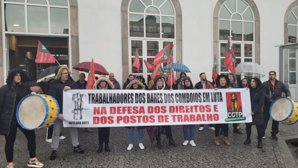 Trabalhadores dos bares dos comboios em luta. Foto do Sindicato de Hotelaria do Norte.