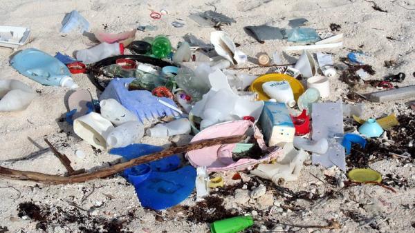 Lixo na praia. Foto de John Schneider/Flickr.