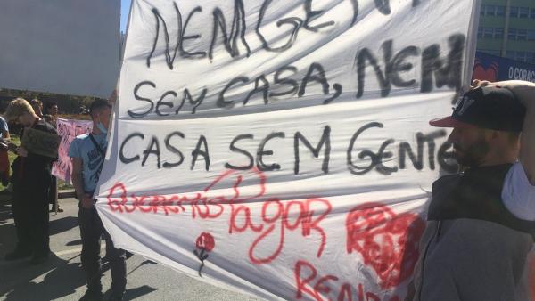 "Nem gente sem casa,nem casa sem gente" - Foto Stop Despejos, página no facebook