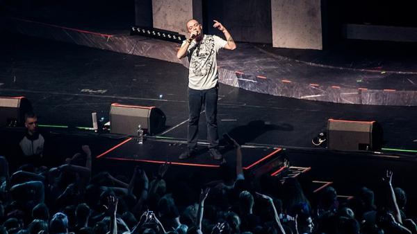 Rapper Oxxxymiron em concerto em 2017. Foto de Okras/Wikimedia Commons.