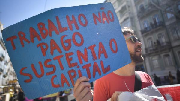 "Trabalho não pago sustenta o capital", manifestação do 1º de Maio de 2022, Lisboa - Foto de Ana Mendes