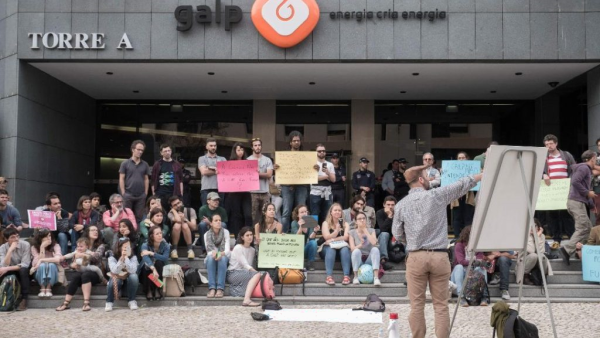 Ambientalistas em frente à sede da Galp. Foto da Climáximo.