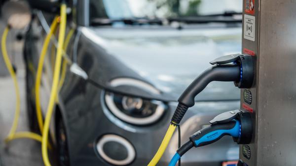 Carro elétrico em carregamento