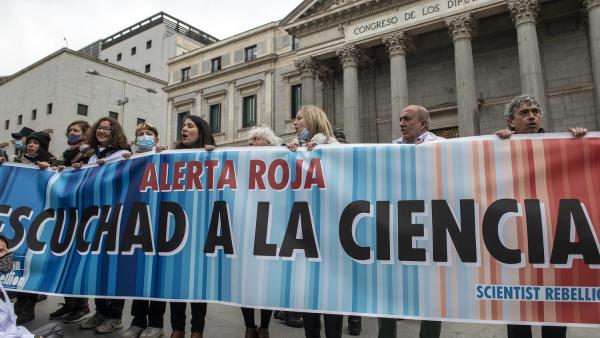 Ativistas da Rebelião dos Cientistas em frente ao Congresso espanhol. Foto de Àlvaro Minguito/El Salto Diário.