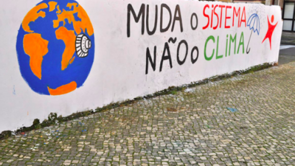 Mural do Bloco de Esquerda sobre alterações climáticas na praia do Furadouro, em Ovar.