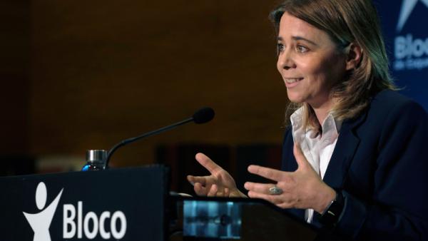 Catarina Martins interveio na sessão pública, realizada no Auditório da Biblioteca Municipal em Santo Tirso, 4 de junho de 2022 – Foto de Fernando Veludo/Lusa