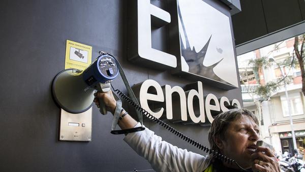 Protesto contra a pobreza energética frente à sede da Endesa. Foto de Fotomovimiento/Flickr.