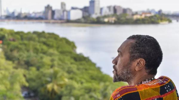 Uma utilização da voz como um ator de rádio, Miró usa a imagem, física, melhor dizendo, ele usa o próprio corpo, ele faz evoluções pelo auditório, como um cantor de rap, quase diríamos