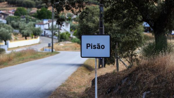 Placa da aldeia de Pisão, que ficará submersa, se a Barragem do Pisão for construida – Foto de Nuno Veiga/Lusa