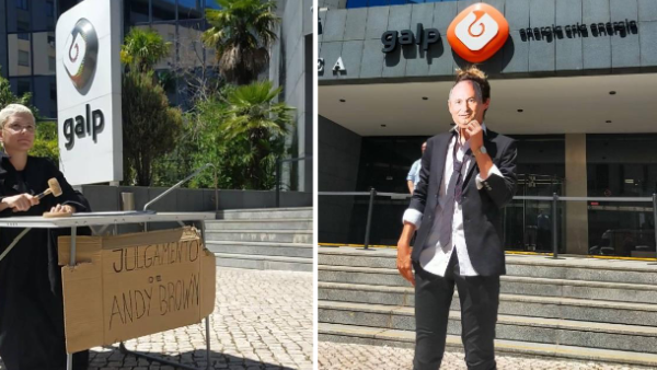 Ativistas ambientais encenam o julgamento de Andy Brown.