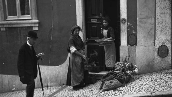 Vendedora ambulante e empregada doméstica. Também na foto, Teófilo Braga, chefe do governo, a caminho de casa. Ilustração Portuguesa, 1910, 24 de Outubro - Arquivo fotográfico Muncipal de Lisboa, cota: JBN002298