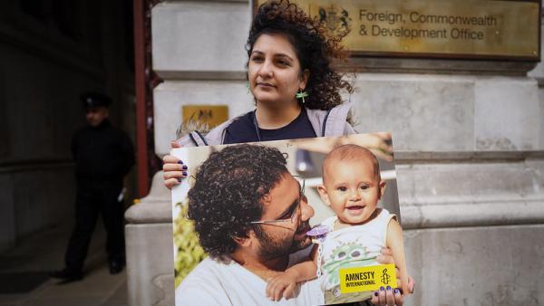 Uma das irmãs de Alaa, Mona, em protesto em Londres. Foto de Alisdare Hickson/Flickr.