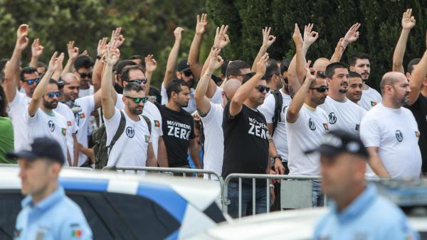 Membros do Movimento Zero em 2019 a fazer o símbolo do movimento que é associado ao supremacismo branco. Foto de MIGUEL A. LOPES/LUSA.