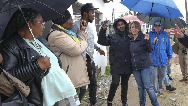Catarina Martins no bairro do 2º Torrão. Foto de RUI MINDERICO/LUSA.