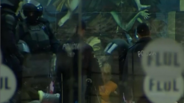 Imagem da ação policial na Faculdade de Letras de Lisboa. Fonte: Climáximo.