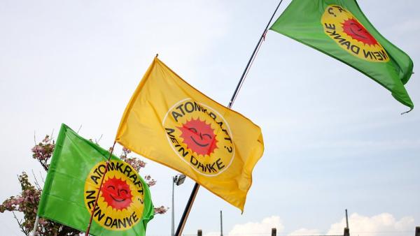 Bandeiras do movimento anti-nuclear alemão. Foto de Till Westermayer/Flickr.