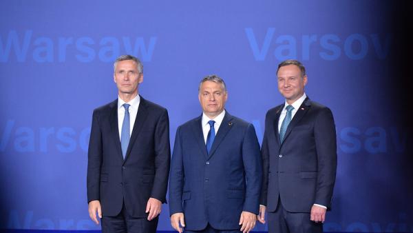 O Secretário Geral da NATO, Jens Stoltenberg, com o Primeiro-Ministro da Hungria, Viktor Orban, e Presidente da Polónia, Andrzej Duda, em 2016. Foto da Nato/Flickr.