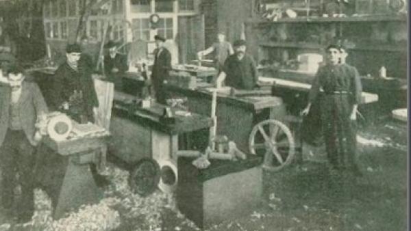 Oficinas de carpinteiros de molde do Arsenal do Alfeite. Foto de Ilustração Portuguesa.