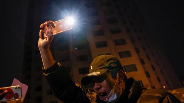 Foto de protesto contra a política de Covid Zero em Pequim. Foto de MARK R. CRISTINO/EPA/Lusa.