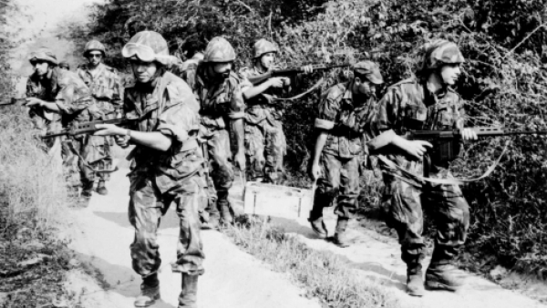 (1964), "Guerra Colonial: exército português em operações.", Fundação Mário Soares / AMS - Arquivo Mário Soares - Fotografias Exposição Permanente, Disponível HTTP: http://hdl.handle.net/11002/fms_dc_114094