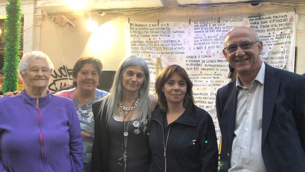 Catarina Martins e Manuel Grilo com as moradoras da Rua dos Lagares