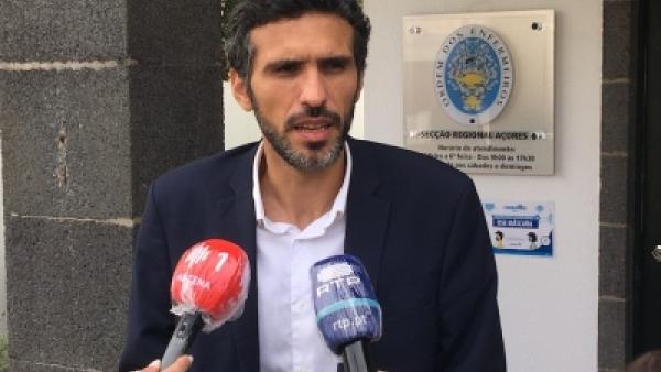 António Lima em frente à Secção dos Açores da Ordem dos Enfermeiros. Foto Bloco Açores.