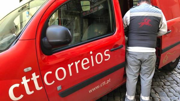 Trabalhador dos CTT. Foto de Paulete Matos.