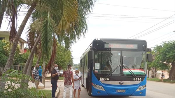 Autocarro das carreiras urbanas suspensas adstrito a carreira específica para recolher o pessoal da saúde junto a um dos Centros de Saúde.