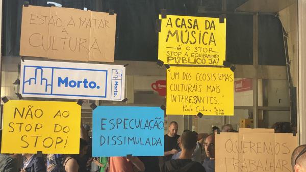 Vários cartazes contra os despejos no Stop colados num vidro.