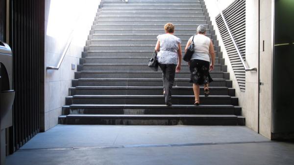 pessoas a subir escadaria
