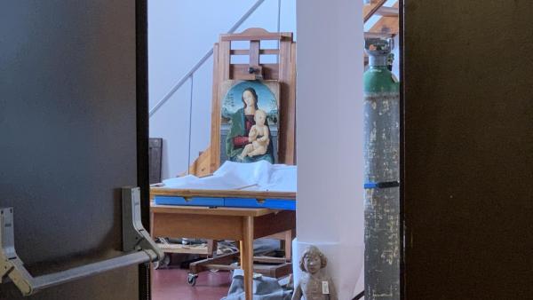 Pormenor do atelier de restauro do Museu Nacional de Arte Antiga, concebido para uma equipa de doze pessoas onde hoje trabalham apenas duas. Foto de Tiago Ivo Cruz.